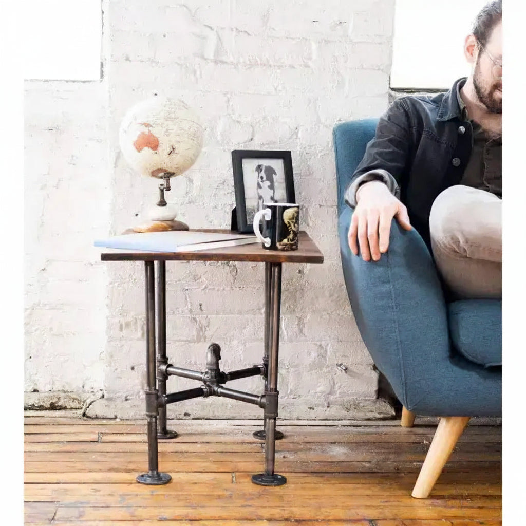 Tavolino Industriale con Tubi e Design Steampunk