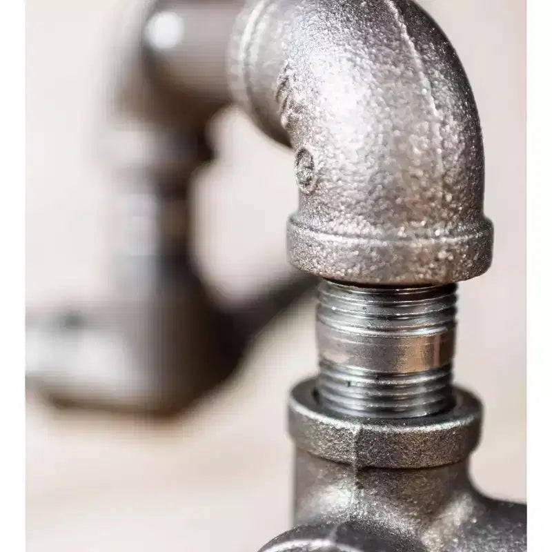 Tavolino Industriale con Tubi e Design Steampunk