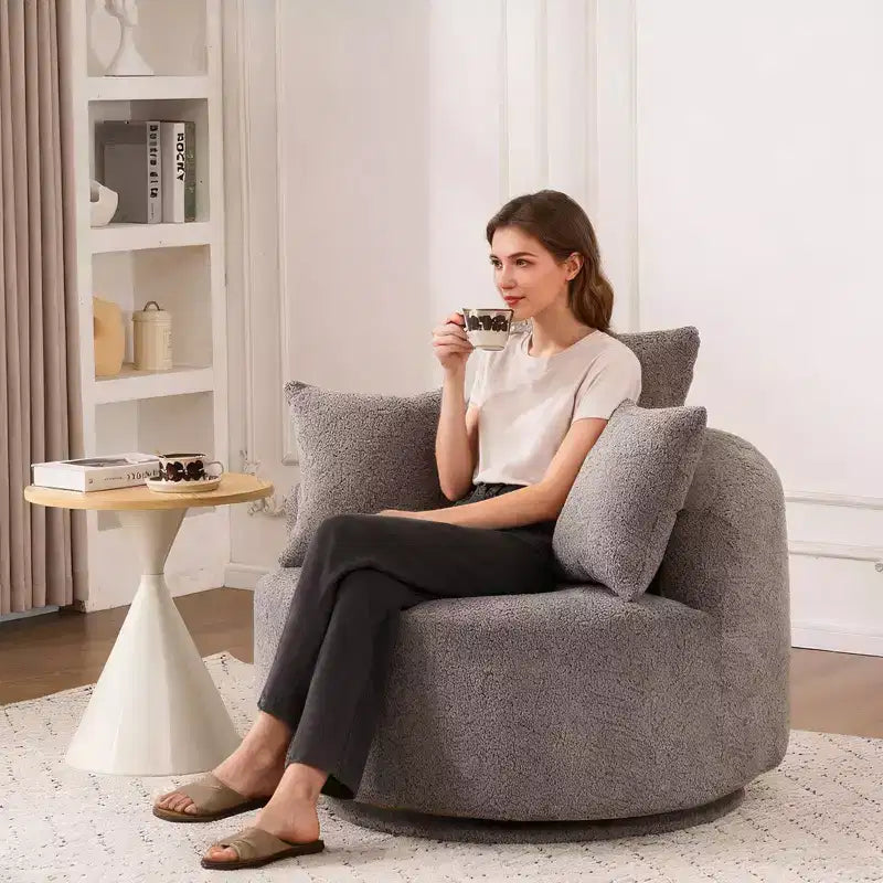 Poltrona girevole moderna con cuscini decorativi