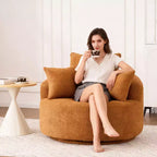 Poltrona girevole moderna con cuscini decorativi