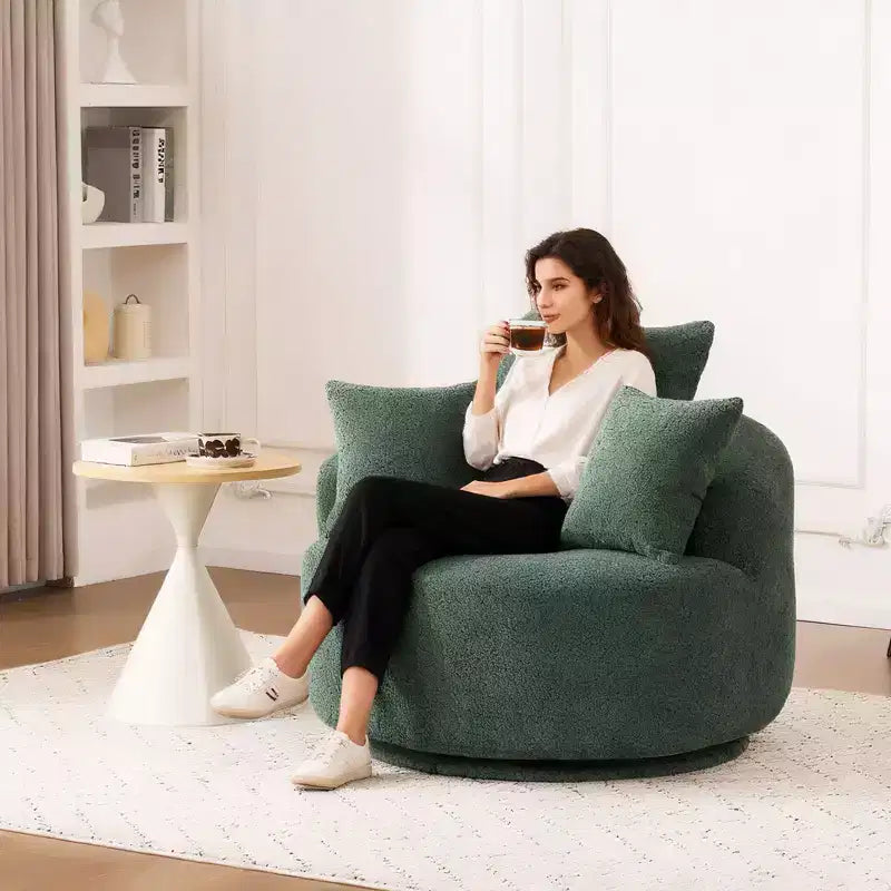 Poltrona girevole moderna con cuscini decorativi