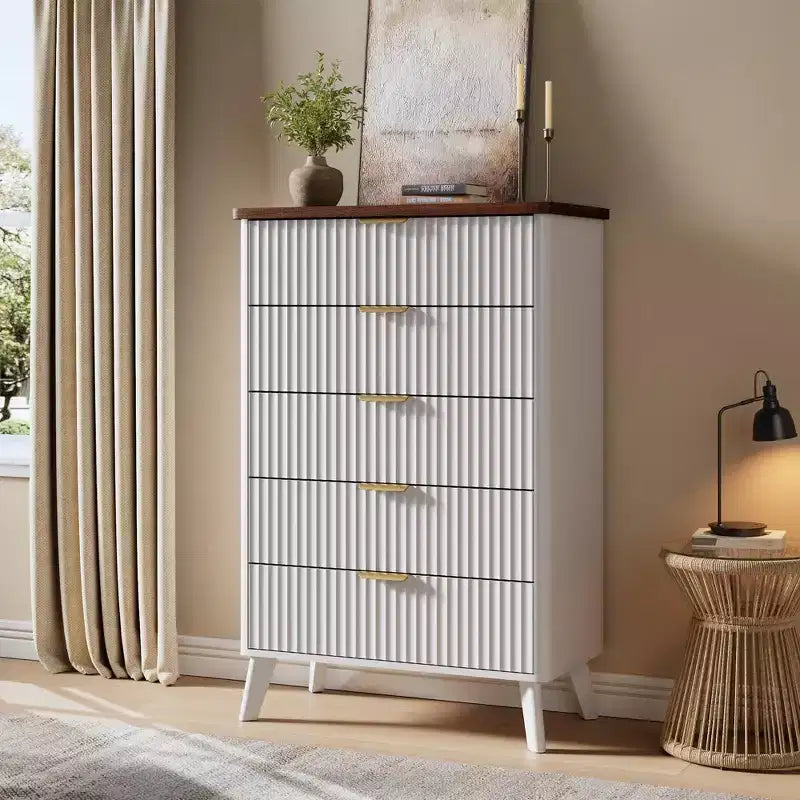 Cassettiera scanalata a 5 cassetti con piano effetto marmo, comò alto 120 cm