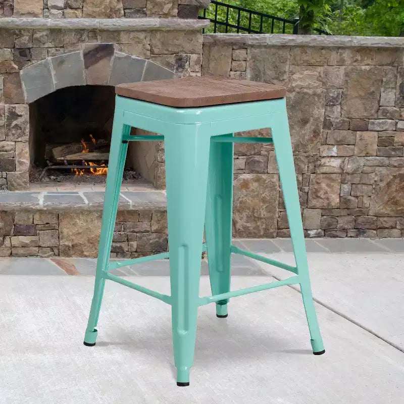 Sgabello senza schienale altezza bancone con seduta in legno