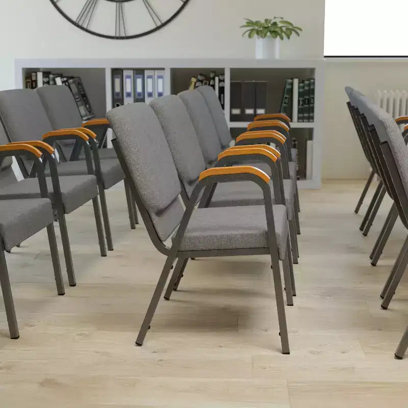 Sedia impilabile 21W con braccioli e dettagli in legno